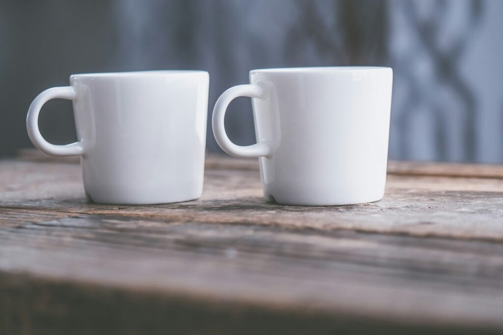 Dos tazas de café sobre una mesa de madera