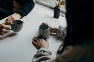 Tazas de café sobre una mesa durante una conversación